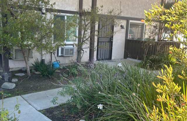 Charming 2BD/2Bth Condo Gallery 1