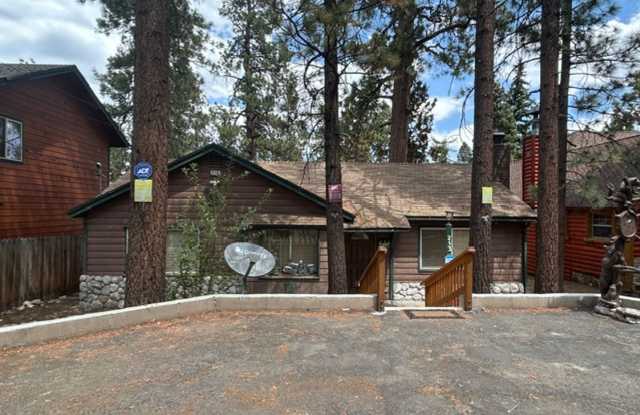 Furnished 2 Bedroom with fenced yard. Gallery 1