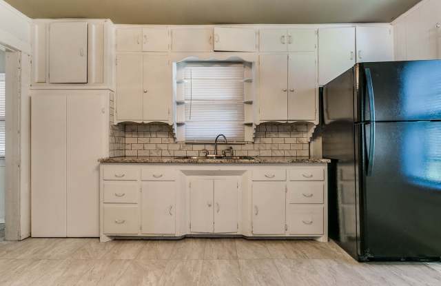 1 Bedroom Home w/appx 1200 SqFt of Workshop Space Gallery 4
