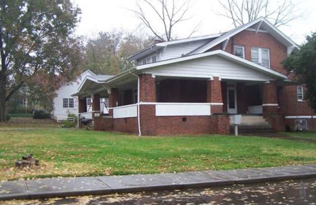 Come enjoy this completely renovated 1 bed/ 1 bath apartment close to shopping, walking trails, medical, Maryville Collage. photos photos