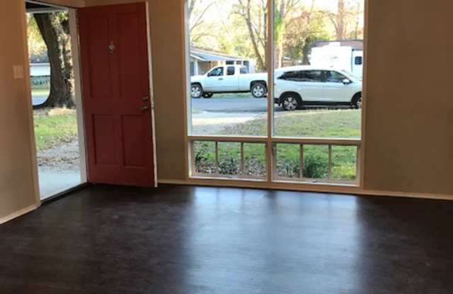 Beautifully Remodeled 3 bed 2 bath in North Monroe Gallery 3