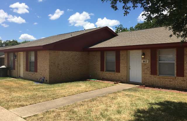 2/1 Duplex Available For Prelease! photos photos