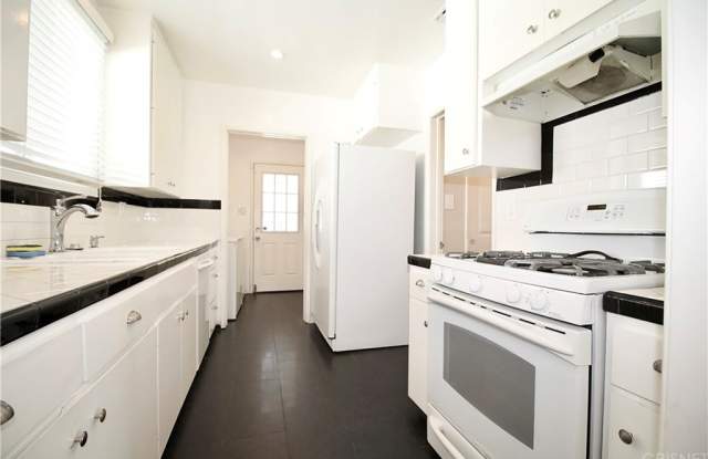 14612 Huston Street Gallery 4