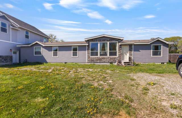 Short term leases available: 3 bed 2 bath Country Home photos photos