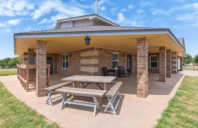 Charming Country Retreat on 5 Acres in Jones Gallery 3