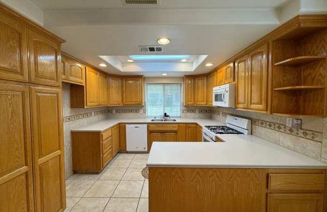 NE Bakersfield home with a sunroom! Gallery 4