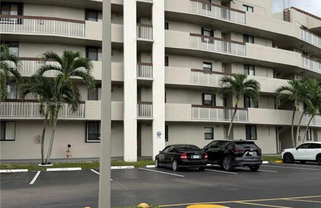 10288 NW 9th St Cir - 10288 Northwest 9th Street Circle, Fountainebleau, FL 33172