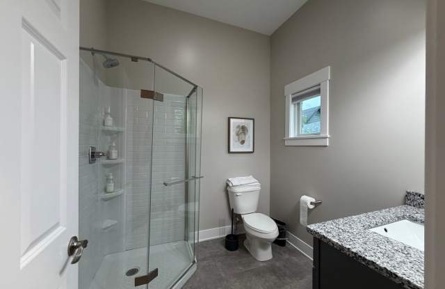 406 E 6th St - 4 Bed/4 Bath - Fully Furnished - Located Right By Kirkwood! Gallery 4