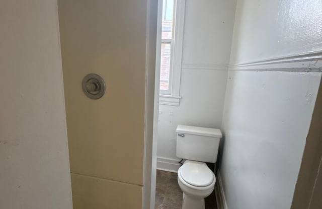 Available Now! 1 Bedroom unit in York Gallery 4