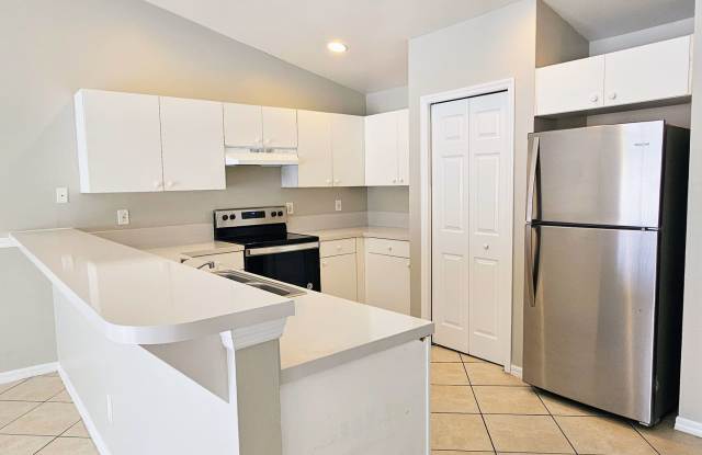 Well-maintained 3BR & 2BA w/1- car garage attached Duplex | lawn care and salt service included | Free Application Gallery 2