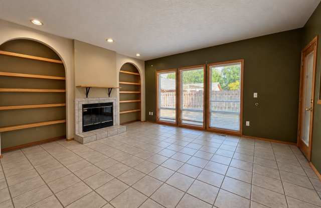 MOVE-IN SPECIAL – 1/2 Off First Month’s Rent! Spacious 3-Bedroom Sherwood Home with Fireplace & Attached Garage! Gallery 4