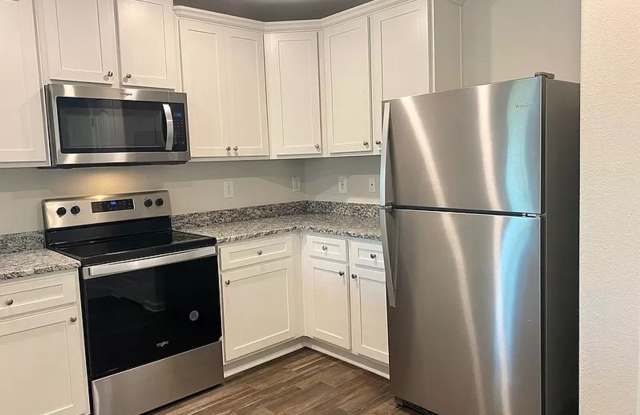 Room in 4 Bedroom Home at Fallen Tree Dr Gallery 4