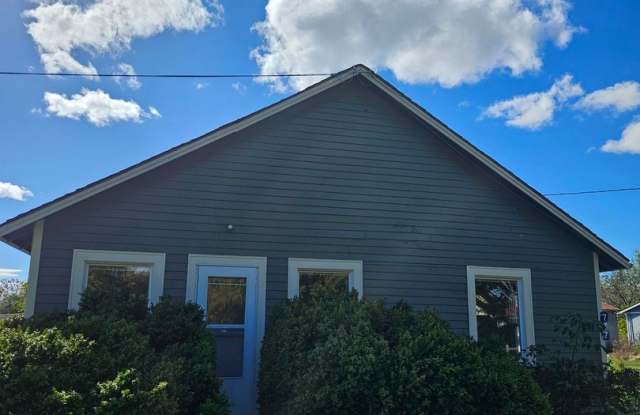 $600 Move In Credit! Charming Country Home in Silver Creek photos photos