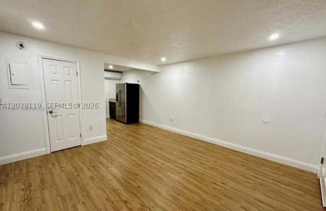 813 W Jefferson ST Gallery 4
