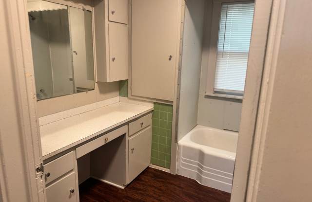 Fresh and spacious 2Bd 1 Ba w/eat-in kitchen Gallery 3