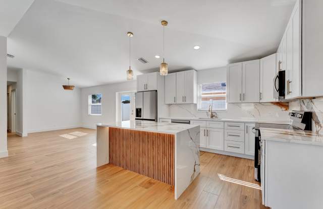 102 SW 13th Avenue - 102 Southwest 13th Avenue, Delray Beach, FL 33444