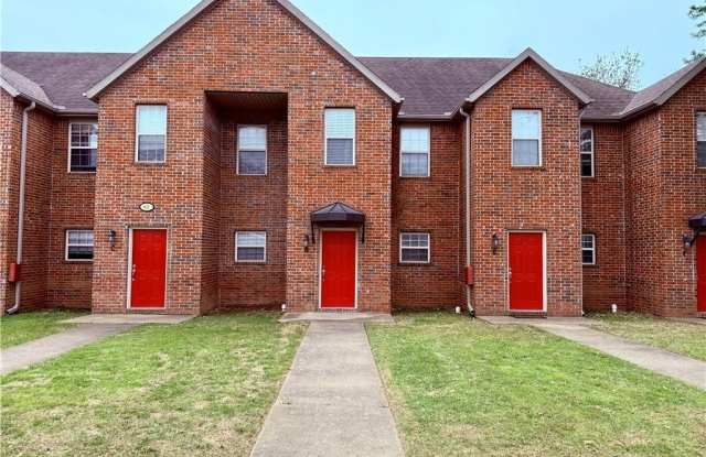 611  W Grove  AVE Unit #D - 611 West Grove Avenue, Springdale, AR 72764