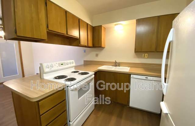 220 N Fanning Ave - 220 North Fanning Avenue, Idaho Falls, ID 83401