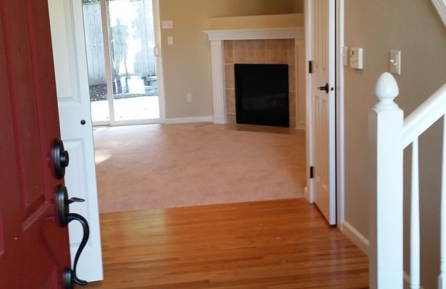 Woodinville Bothell 3 bed 2.5 bath. 2 car garage. Fenced yard Gallery 1