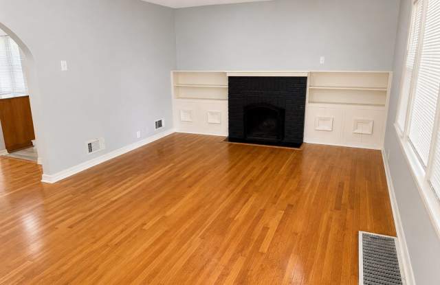 Spacious 2 Bedroom Home w/ Large Yard photos photos