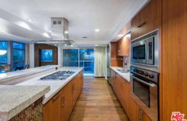13650 Marina Pointe Drive Gallery 2