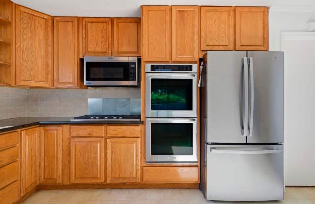 Large Oakland Hills Home With Large Garage/Yard +Laundry Hook-Ups! photos photos