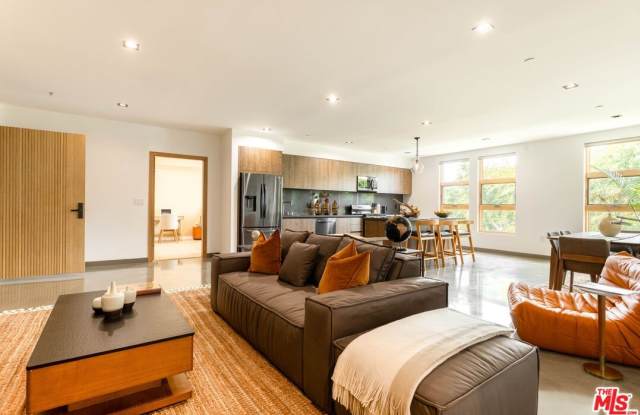 547 N Sweetzer Ave unit: 203 photos photos