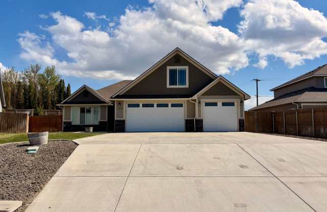 Gorgeous Craftsman Home- 5 bed, 3 Full Bath- Includes Landscaping! - 189 Mata Road, Richland, WA 99338
