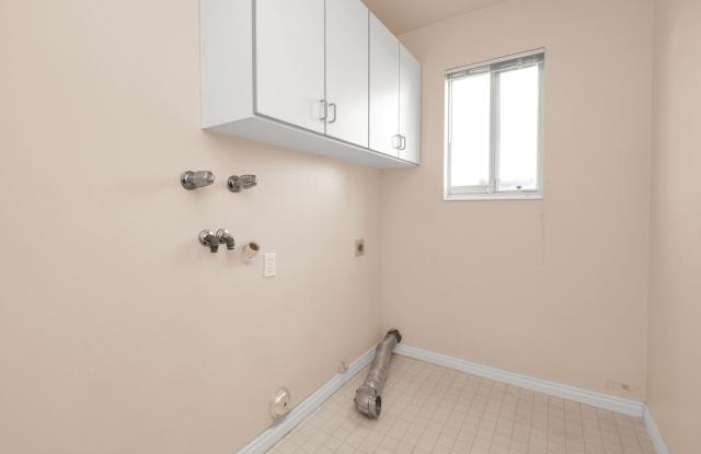 Amazing 4 Bed - 3.5 Bath, Pet-Friendly Layton Home! Available NOW! photos photos