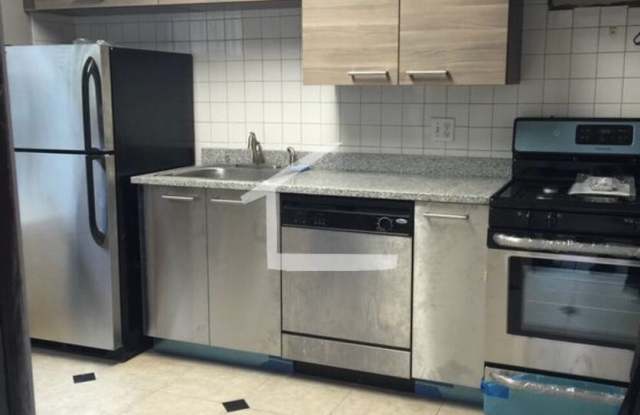 Large 3 bed unit right in front of the Green Line. photos photos