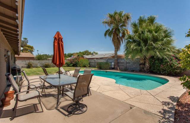 GORGEOUS 4 BEDROOM, 2 BATH TEMPE HOME ON CORNER LOT WITH DIVING POOL! - 1890 East Loma Vista Drive, Tempe, AZ 85282