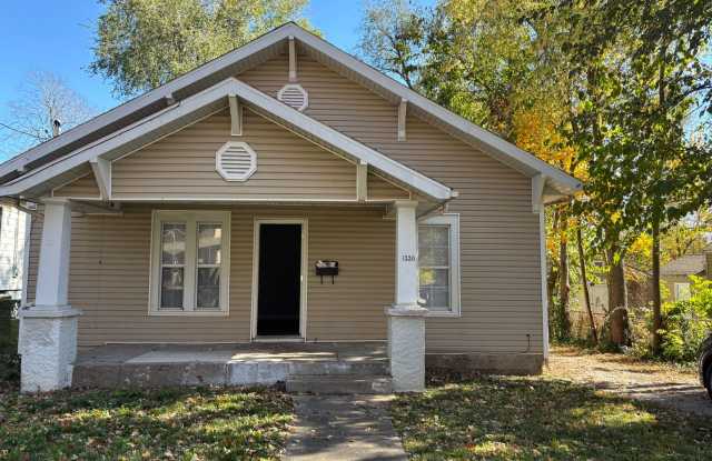 Charming 3-Bedroom Home Near the Park – Perfect for Cozy Living  Entertaining! (Ask about our special) - 1330 North Broadway Avenue, Springfield, MO 65802
