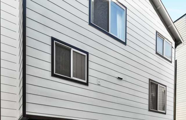 Spacious 3-Bedroom Townhouse with Private Yard & 2-Car Garage in Georgetown Gallery 4