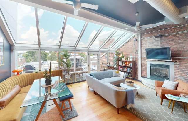 Stunning Penthouse Two Bedroom W/Private Balcony, Parking Included on Church Street! Gallery 4