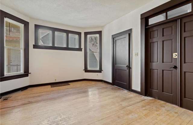 U of M~ Marcy Holmes SFH ~ 6 Bedroom House ~ September 2027! Gallery 3