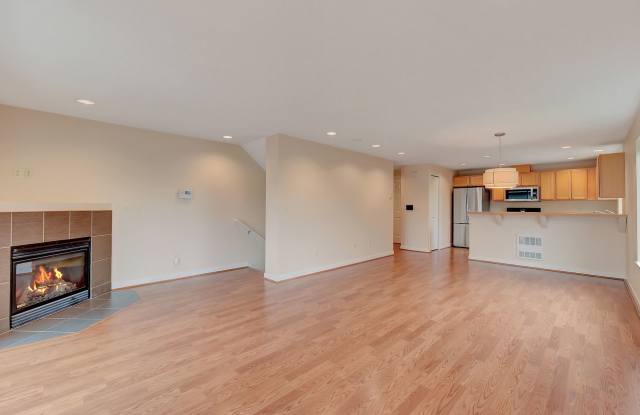 Relax in this spacious townhome! - 5343 16th Avenue South, Seattle, WA 98108