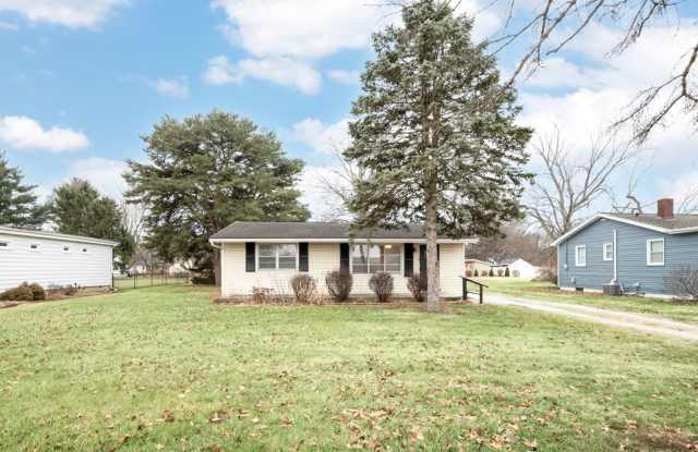 North Side Gem – 2-Bedroom with Garage  Covered Patio! photos photos