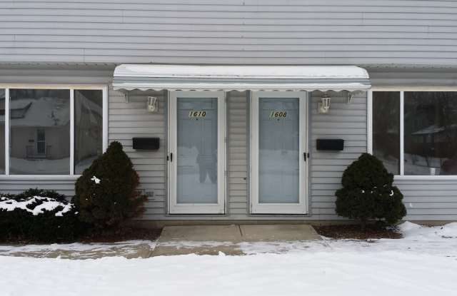 2BDRM DUPLEX FOR RENT LORAIN, OHIO - 1608 New Hampshire Avenue, Lorain, OH 44052