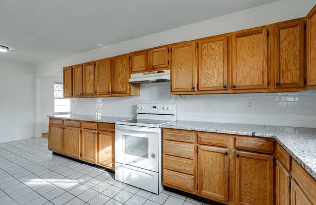 Spacious 4 bed/1.5bath for rent in East Ridge! Gallery 3