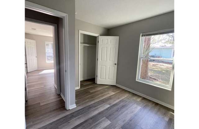 806 12th Street East Gallery 4