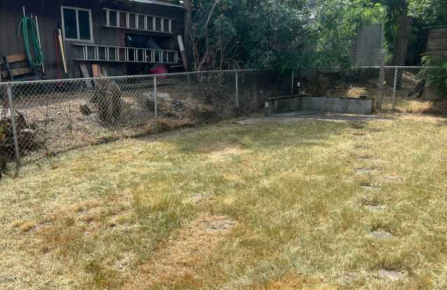 Charming 2 Bedroom, 1 Bath House with Fenced Yard, Carport & Laundry Hookups Gallery 4