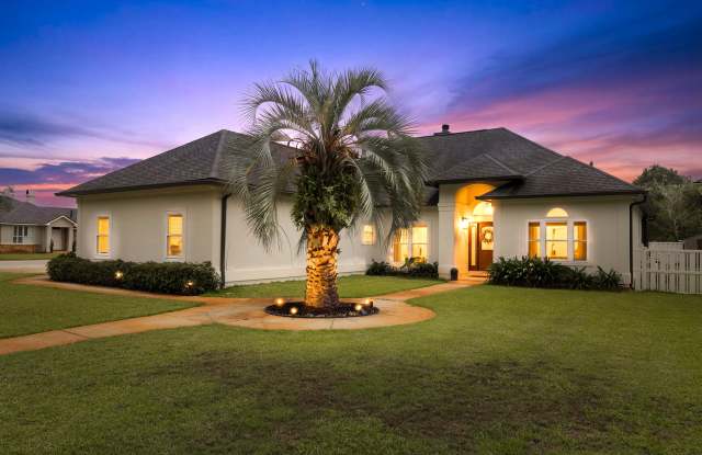 Beautiful 3+ bedroom home with screened pool enclosure and lots of parking! Gallery 1