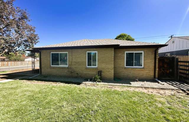 3 Bed 1 Bath Ranch in North Park Hill! (Available Immediately) - 2590 Oneida Street, Denver, CO 80207