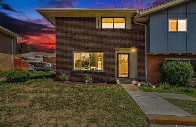 Beautifully Updated 3-Bedroom End-Unit Townhouse photos photos