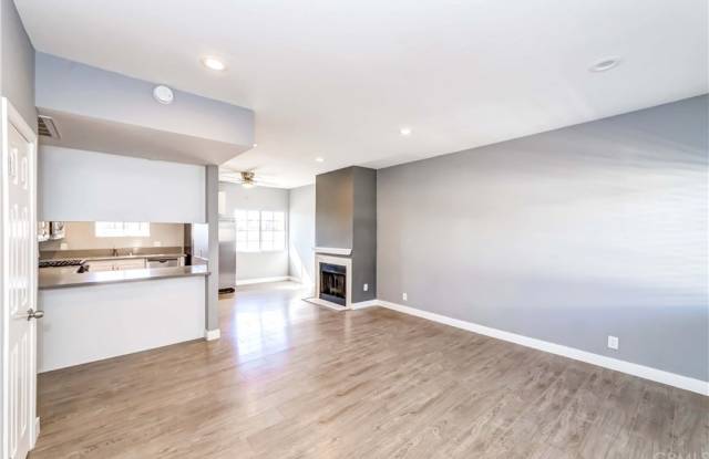102 S Manhattan Place Gallery 4