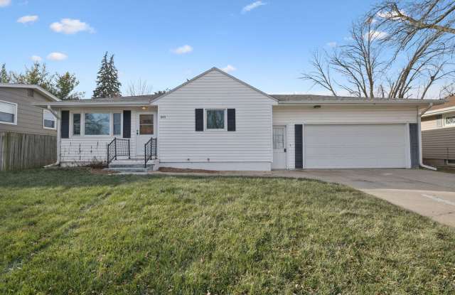Charming 2-Bed/2-Bath Ranch with Garage — Rent-to-Buy Opportunity in Fremont, NE! photos photos