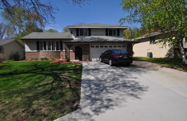 8824 N Brook Cir N - 8824 N Brook Cir N, Brooklyn Park, MN 55428
