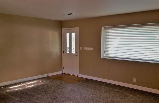 3 Bedroom with Fenced Yard in Laguna Lake Gallery 3