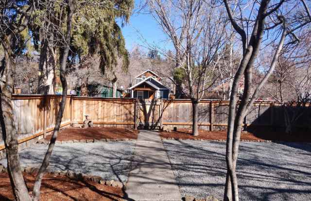 NW Bend 3x2 single-story hidden gem with huge fenced yard! Gallery 3