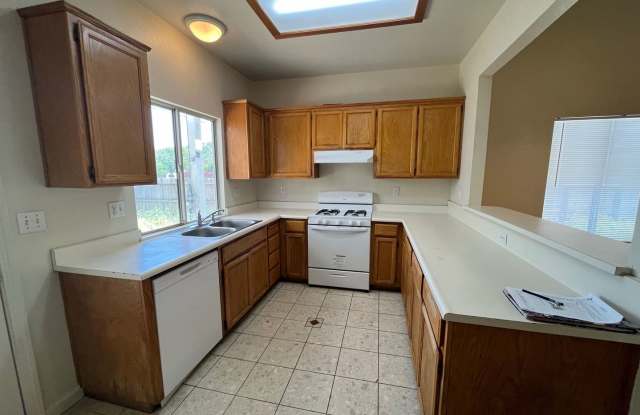4 bedroom, 2 bath Home For Rent! Gallery 4